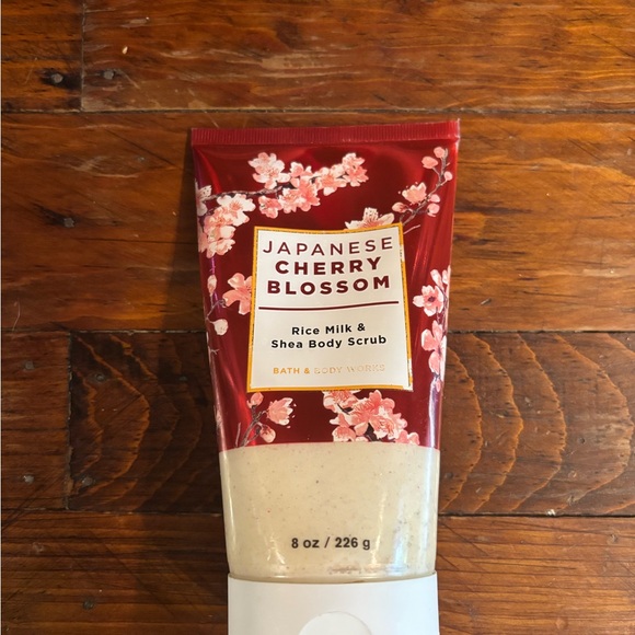 Bath & Body Works Japanese Cherry Blossom Scrub - Red and Cream - Picture 1 of 2